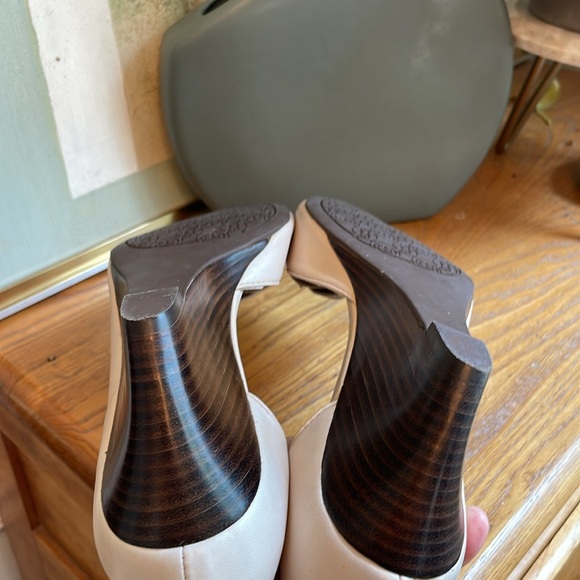 🍎 Etienne Aigner Paislyn D’Orsay leather wedge heels w leather flower toes - Picture 5 of 6